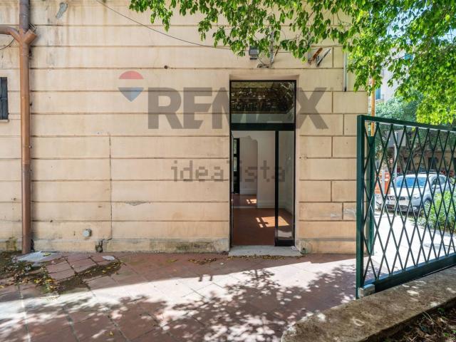 Locale in affitto di 88 m² in Via F. Cordova, 89
