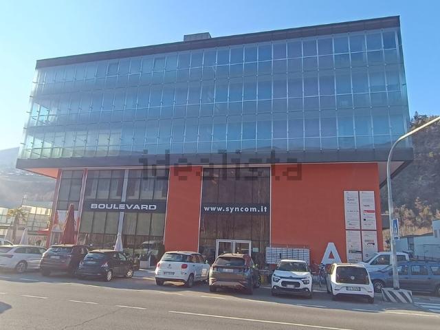 Locale in affitto di 89 m² in Via Julius Durst