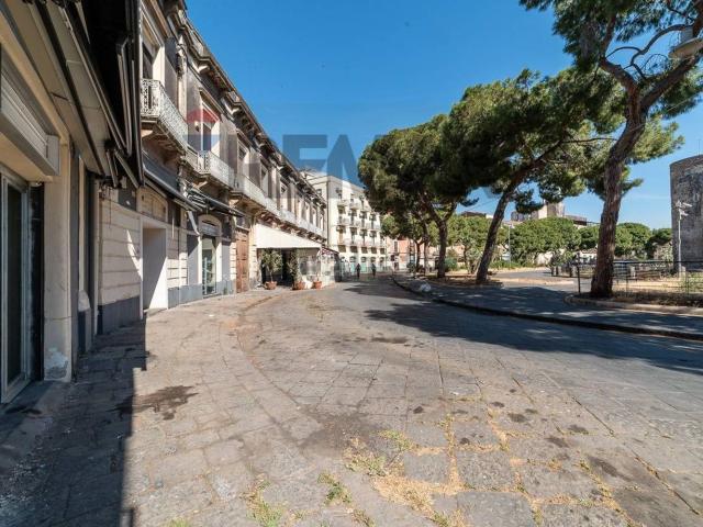 Locale in affitto di 93 m² in Piazza Federico di Svevia, 45
