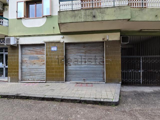 Locale in affitto di 93 m² in Via Francesco Flora, 50