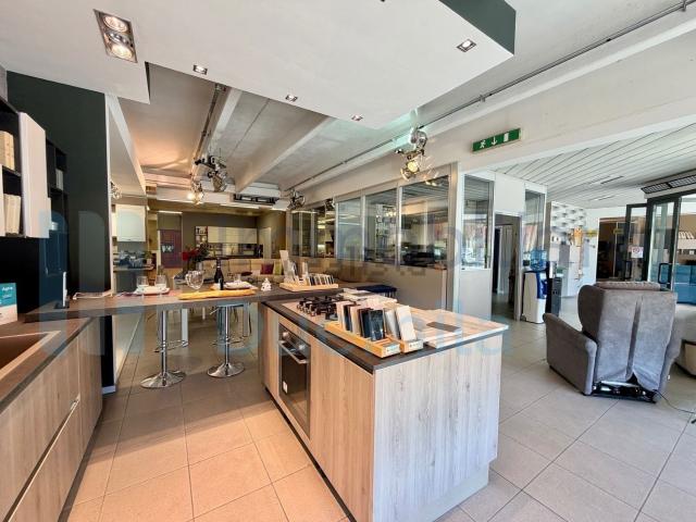 Locale in affitto di 900 m²