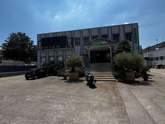 Locale in affitto di 900 m² in Via Pietro Nenni