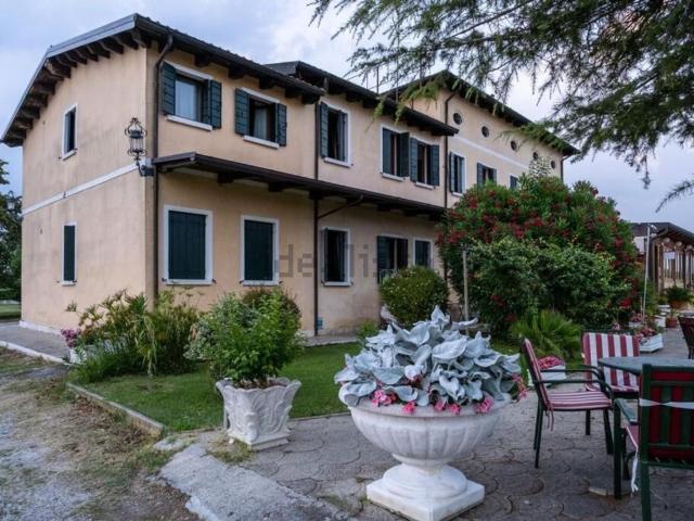 Locale in affitto di 900 m² in Via Ugo Vallenari, 80