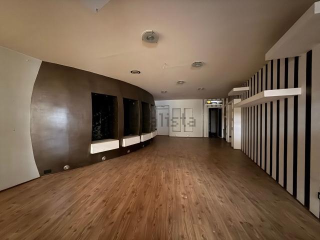 Locale in affitto di 90 m² in Piazza della Libertà
