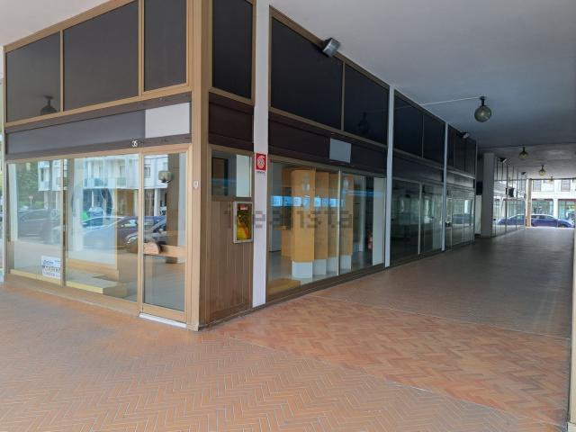 Locale in affitto di 90 m² in Piazza Sacro Cuore, 35