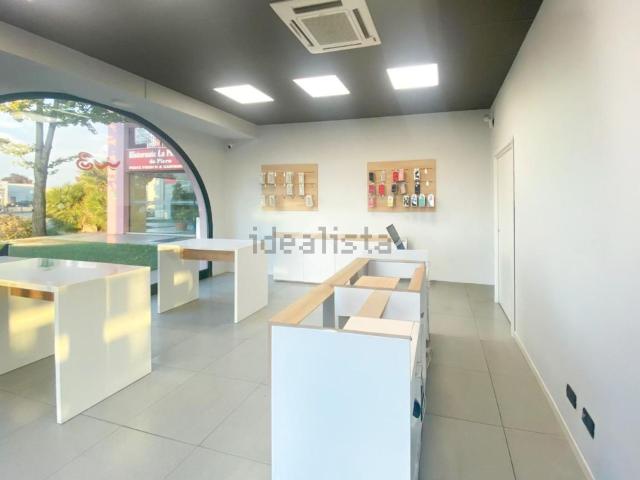 Locale in affitto di 90 m² in Strada per Leno, 2