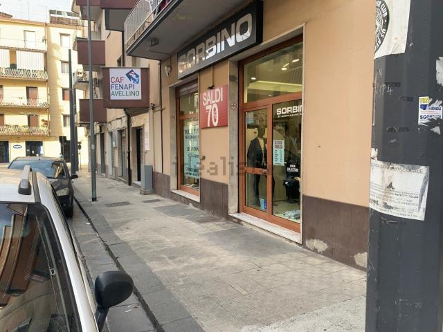 Locale in affitto di 90 m² in Via Vladimiro Testa