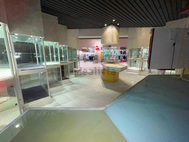 Locale in affitto di 90 m² in Via Cuneo, 80