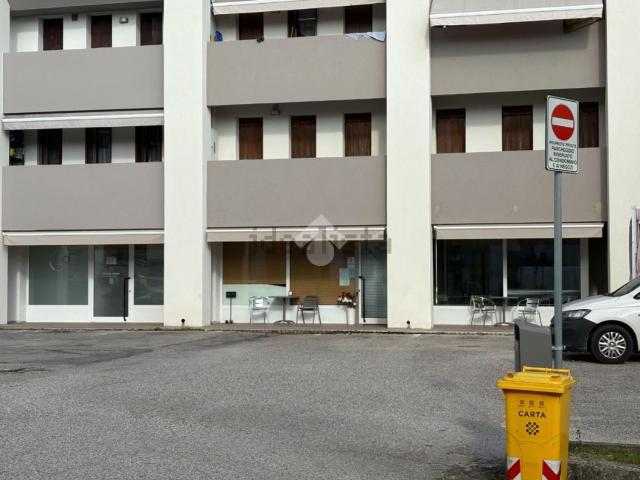 Locale in affitto di 90 m² in Via Medaglia D&apos Oro Aldo Fantina, 8