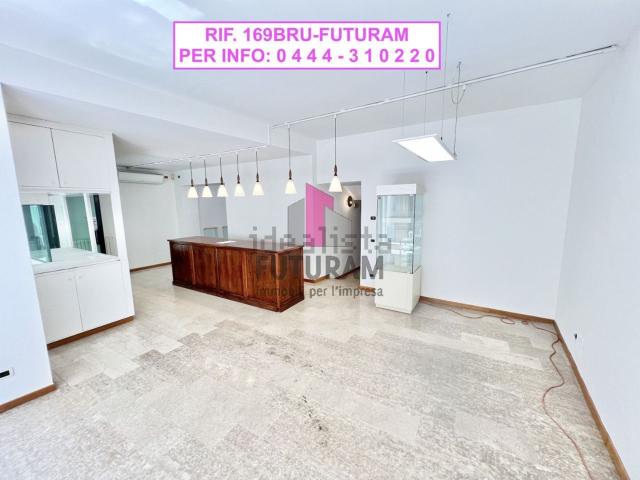 Locale in affitto di 90 m² in Via Montello