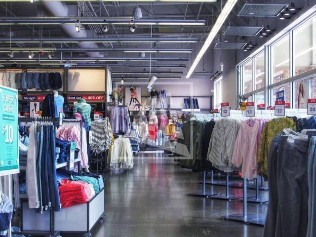 Locale in affitto di 910 m² in Via Fratelli Bandiera, 6