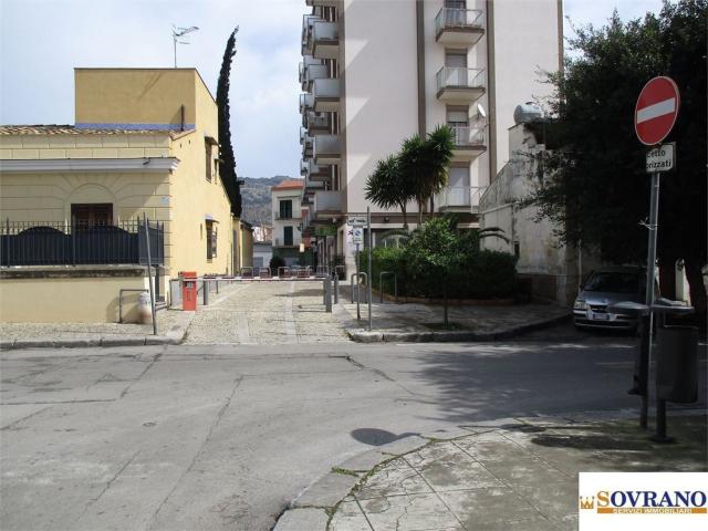 Locale in affitto di 914 m² in Via Villa Verona, 1