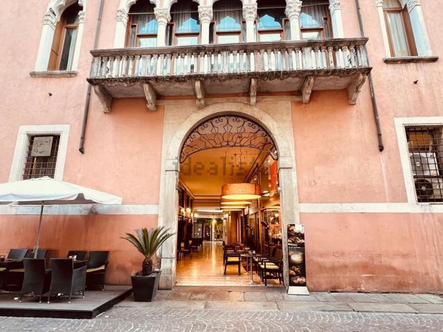 Locale in affitto di 91 m² in Galleria del Pozzo Rosso, 16
