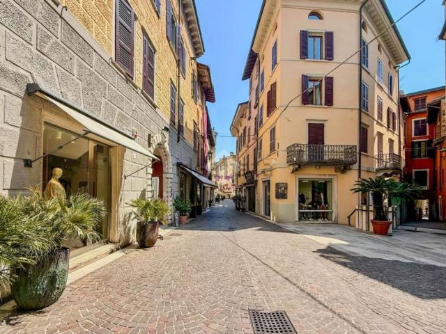 Locale in affitto di 92 m² in Via Mattia Butturini