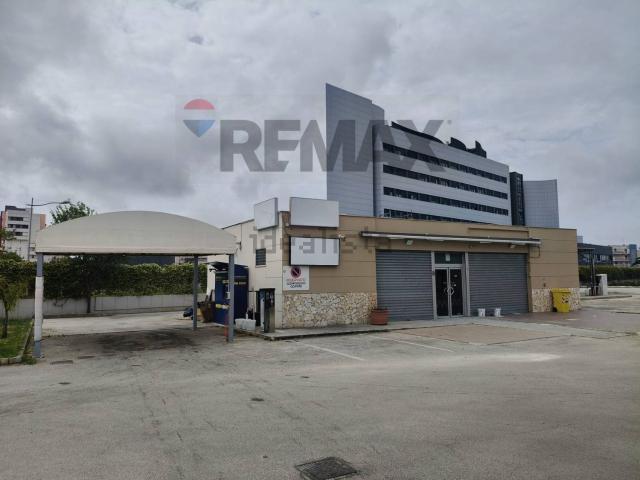 Locale in affitto di 97 m² in Via Scoglio del Tonno