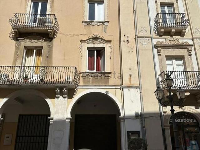 Locale in affitto di 942 m² in Via Giacomo Medici