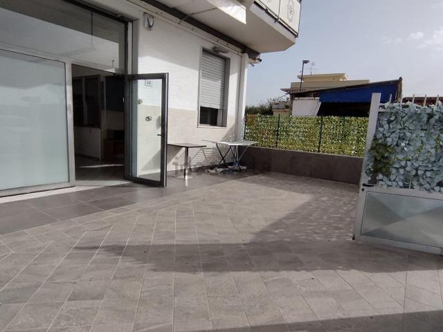 Locale in affitto di 95 m² in Via Appia Lato Napoli, 323