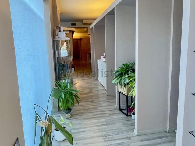 Locale in affitto di 95 m² in Viale Italia, 83