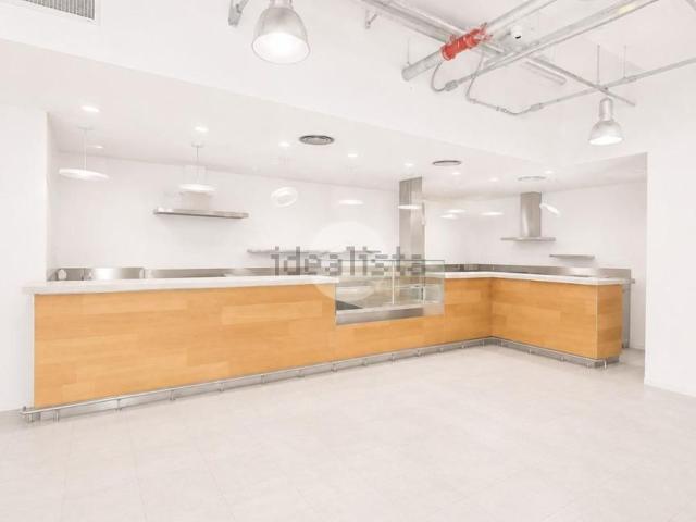 Locale in affitto di 960 m² in Via Provinciale