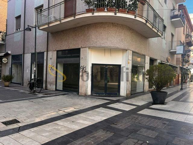Locale in affitto di 96 m² in Via Cesare Battisti