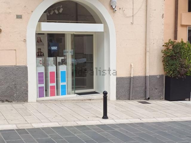Locale in affitto di 96 m² in Via Luigi Lavista, 21
