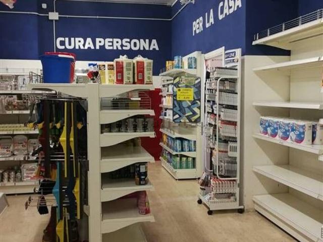 Locale in affitto di 96 m² in Viale F. Petrarca, 42