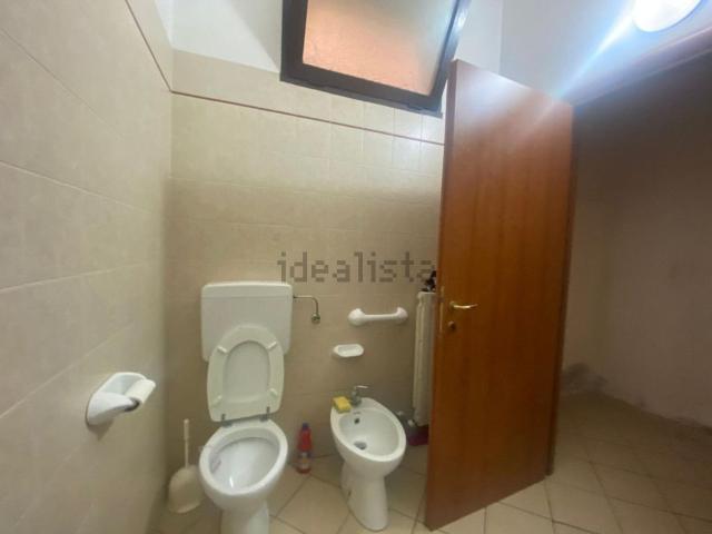 Locale in affitto di 96 m² in Via Cento, 211