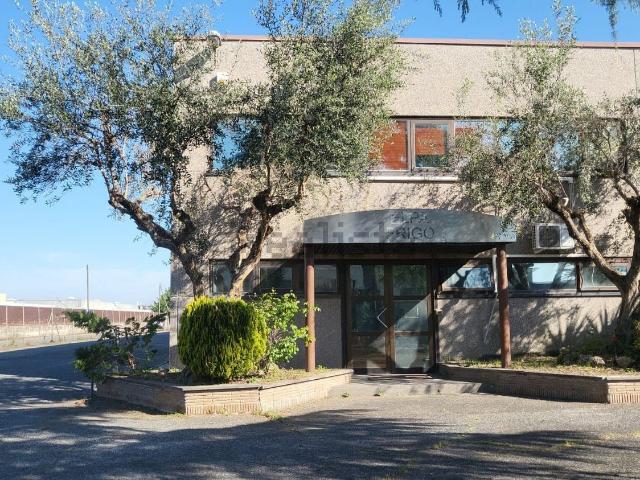Locale in affitto di 980 m² in Via Ragusa, 18