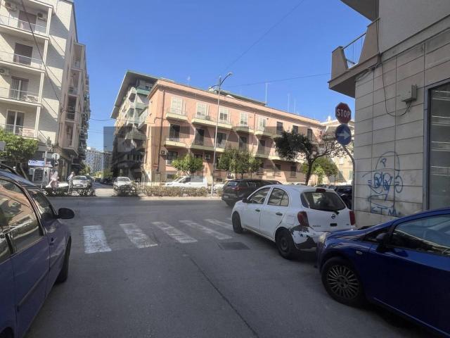 Locale in affitto di 98 m² in Via Eschilo, 8
