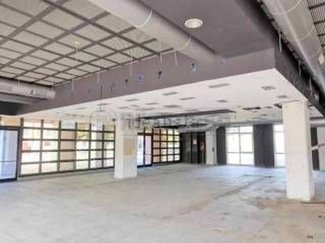 Locale in affitto di 1000 m² in Viale del Lavoro