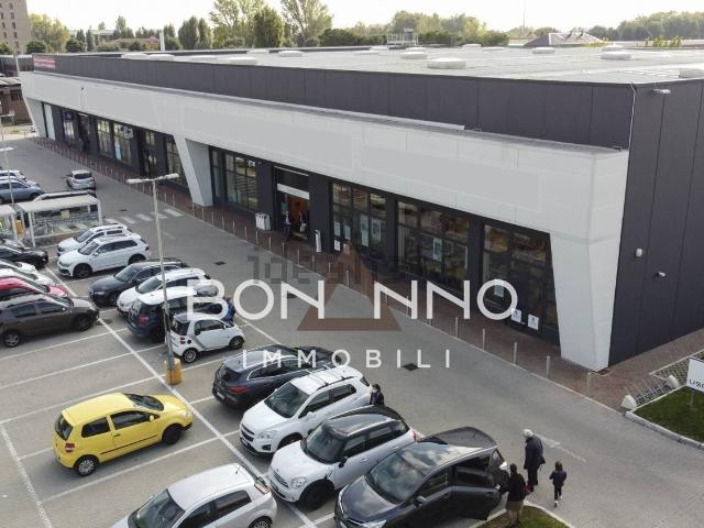 Locale in affitto di 1000 m² in Piazza Alessandro Guidolin