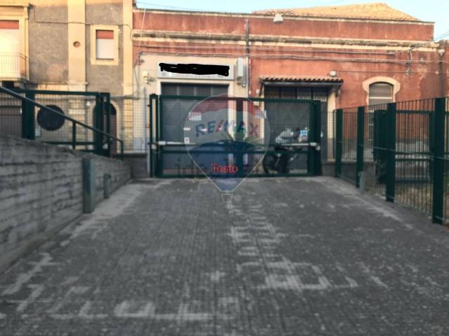 Locale in affitto di 1000 m² in Via Acquedotto Greco