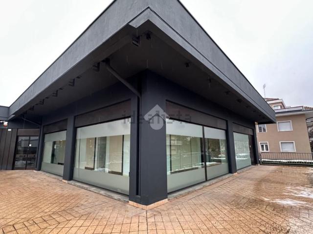 Locale in affitto di 1000 m² in Via Cuneo