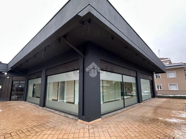 Locale in affitto di 1000 m² in Via Cuneo