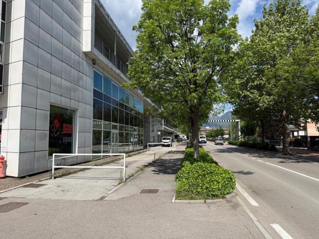 Locale in affitto di 1000 m² in Via Ezio Maccani