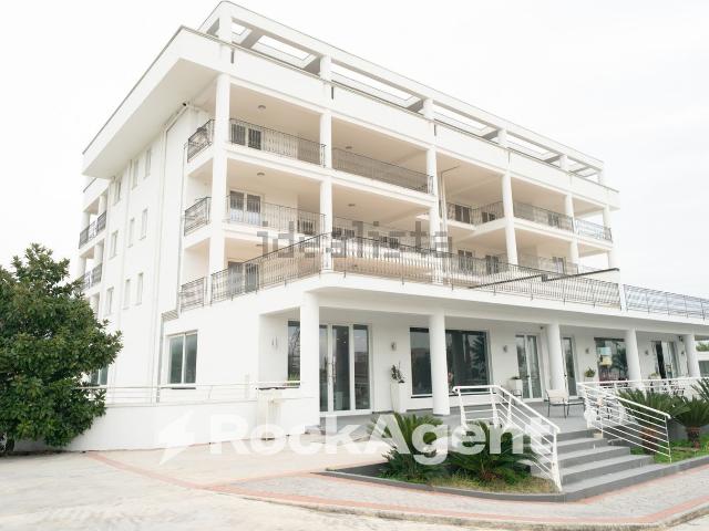 Locale in affitto di 1000 m² in Via Forche Caudine, 165