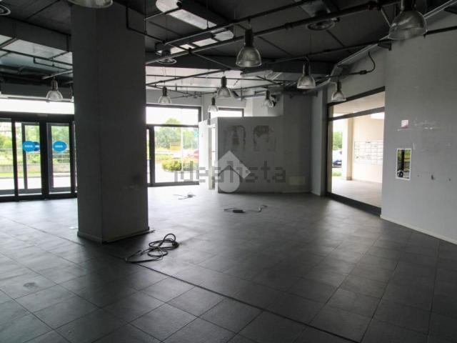 Locale in affitto di 1000 m² in Via Provinciale
