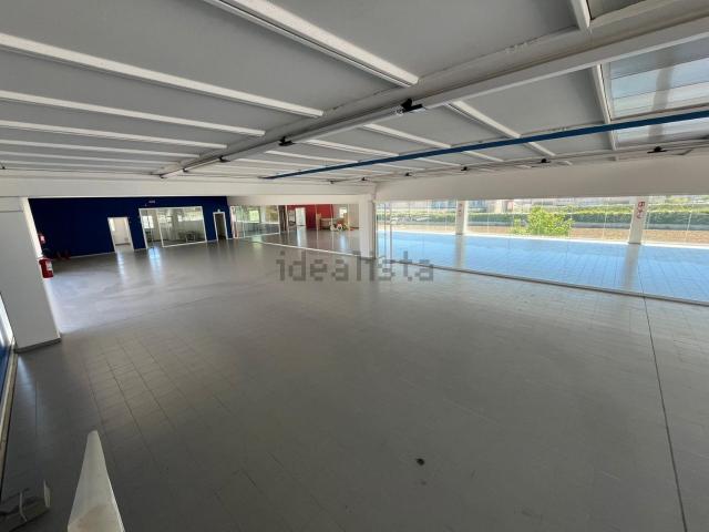 Locale in affitto di 1000 m² in Via Sandro Pertini