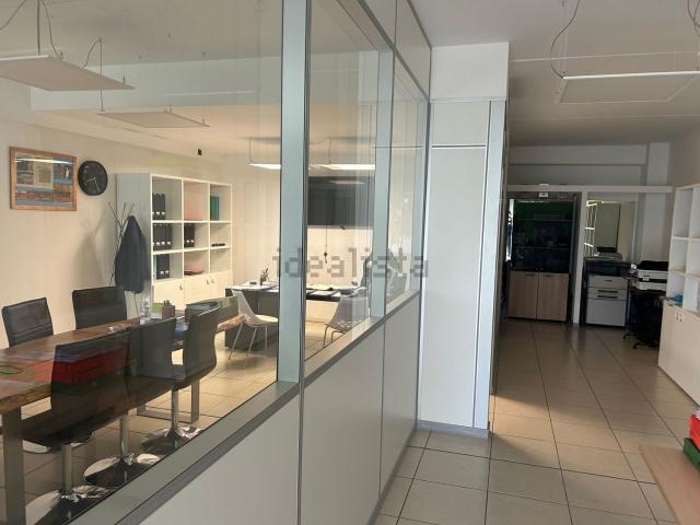 Locale in affitto di 100 m²