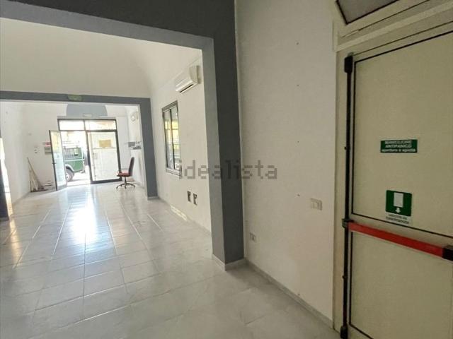 Locale in affitto di 100 m²