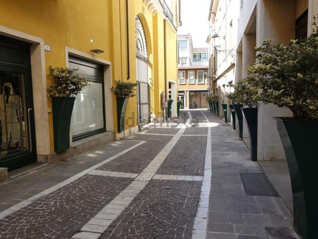 Locale in affitto di 100 m²