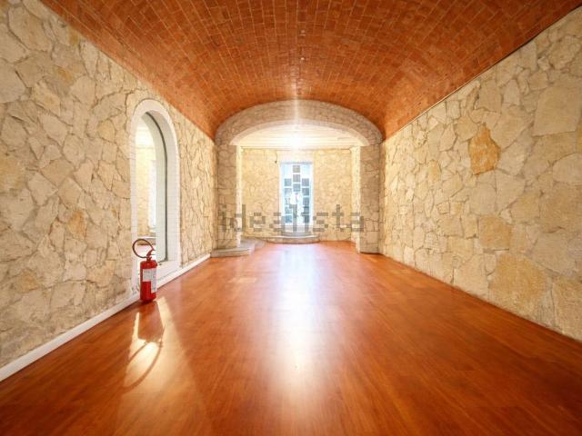 Locale in affitto di 100 m²