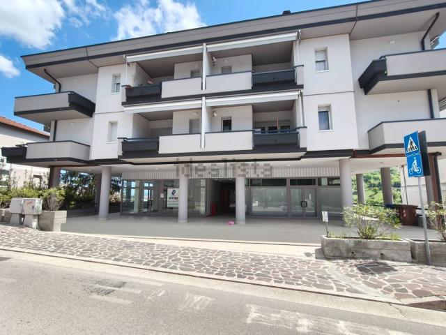 Locale in affitto di 100 m² in Via Cona