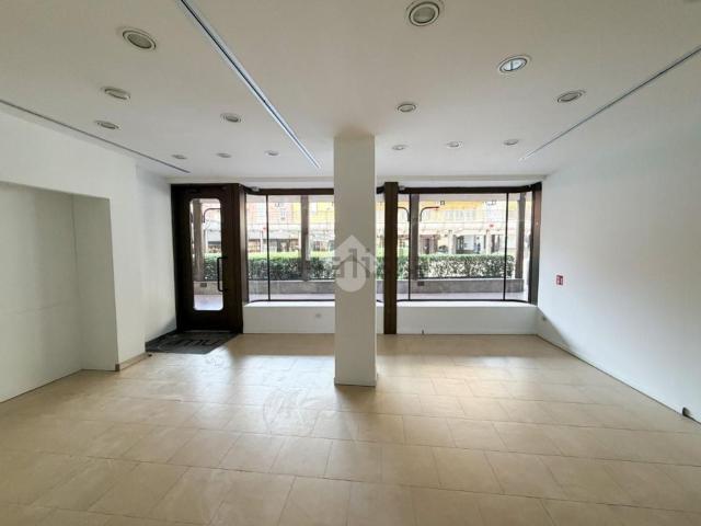 Locale in affitto di 100 m² in Via Camillo Cavour