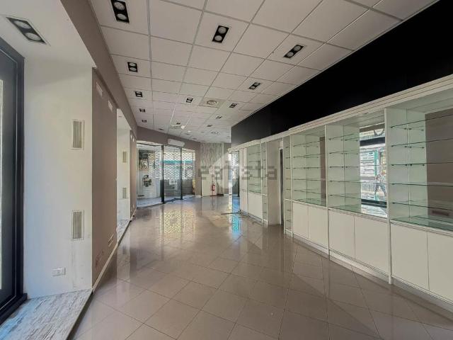 Locale in affitto di 90 m² in Via A. Uboldo, 1