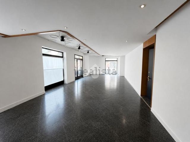 Locale in affitto di 100 m² in Via A. Manzoni, 11