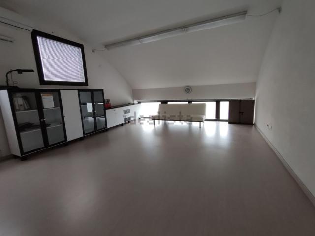 Locale in affitto di 100 m² in Via Antonio Rossi