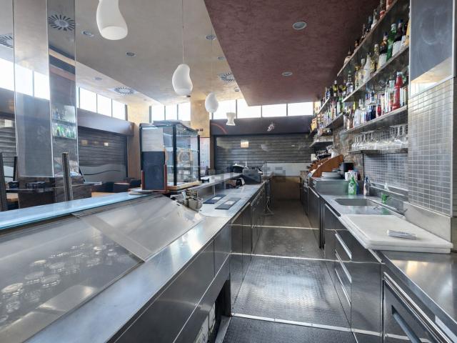 Locale in affitto di 100 m² in Via Anselmo Oggioni, 32