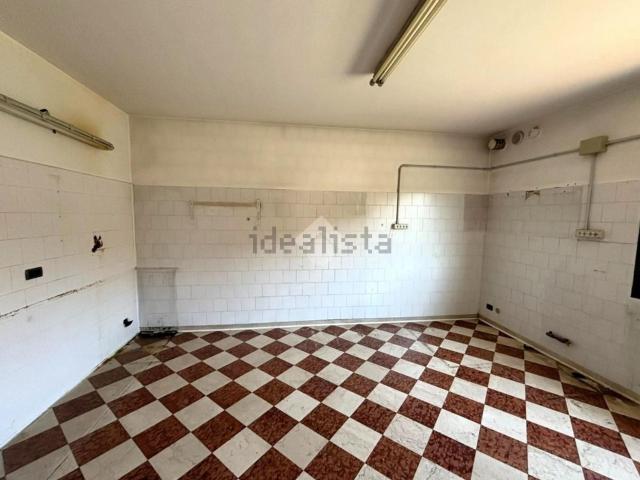 Locale in affitto di 100 m² in Via Alessandro Volta