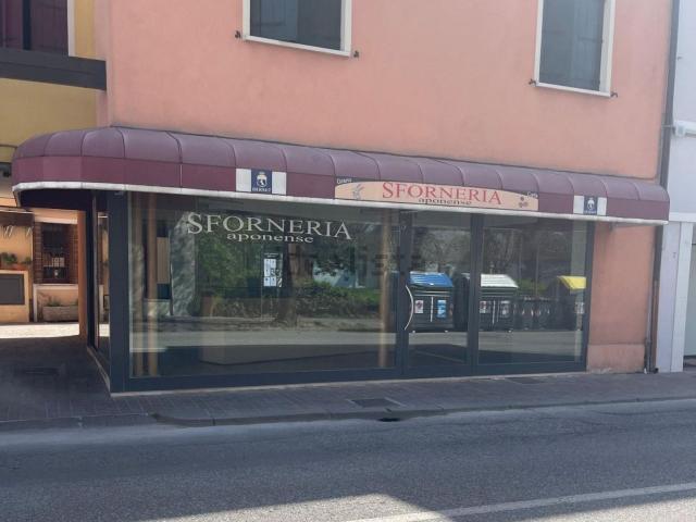 Locale in affitto di 100 m² in Via Appia Monterosso